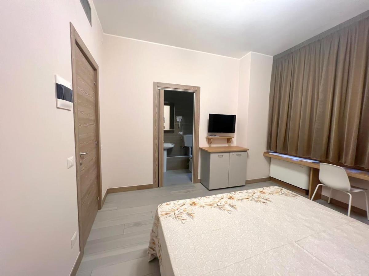 Sissi Comfort Rooms Foresteria Lombarda Monza Exterior foto
